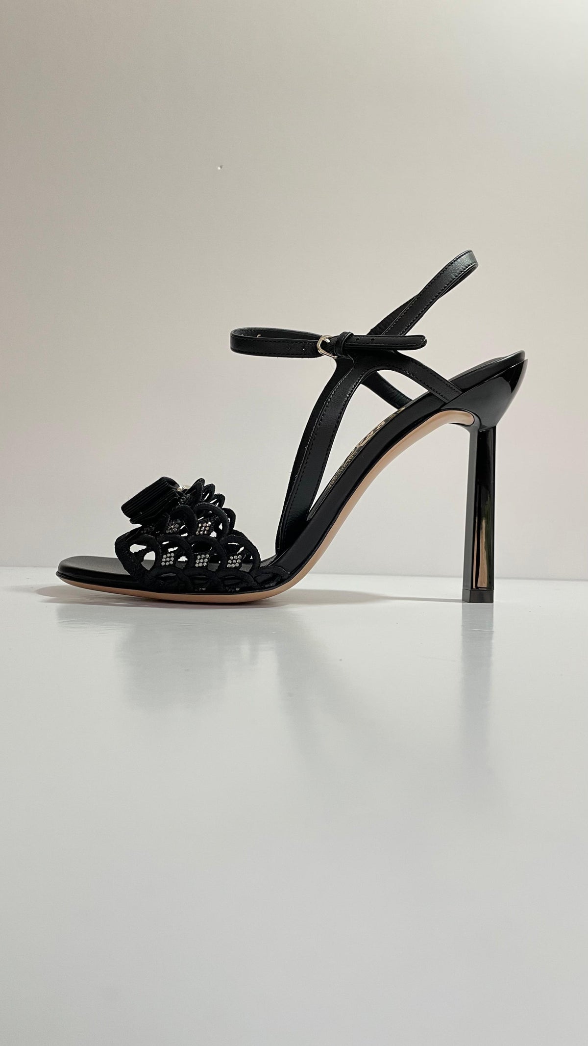 Salvatore Ferragamo Gabriela Zapatos Negros de Tacón con Logo Dorado
