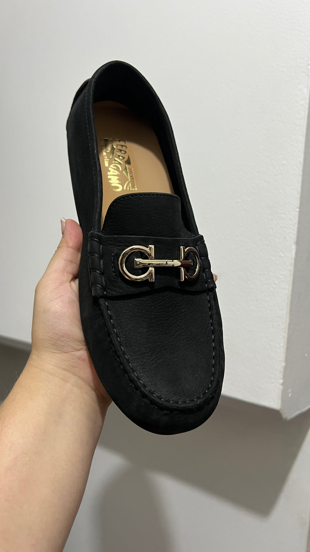 Salvatore Ferragamo Mocasines Negros de Cuero Suede