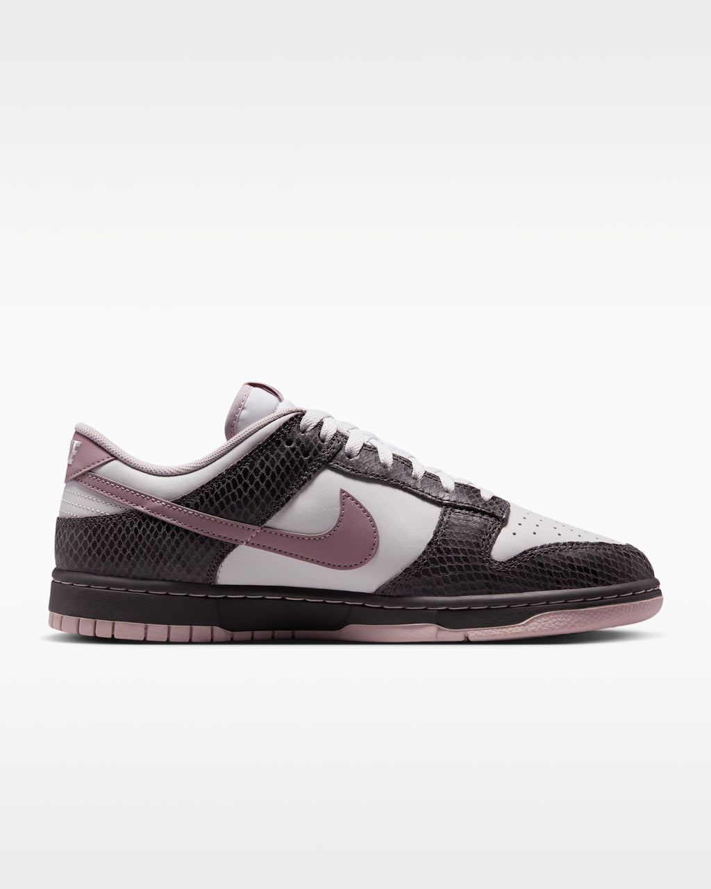 Nike Dunk Low SE Sneakers