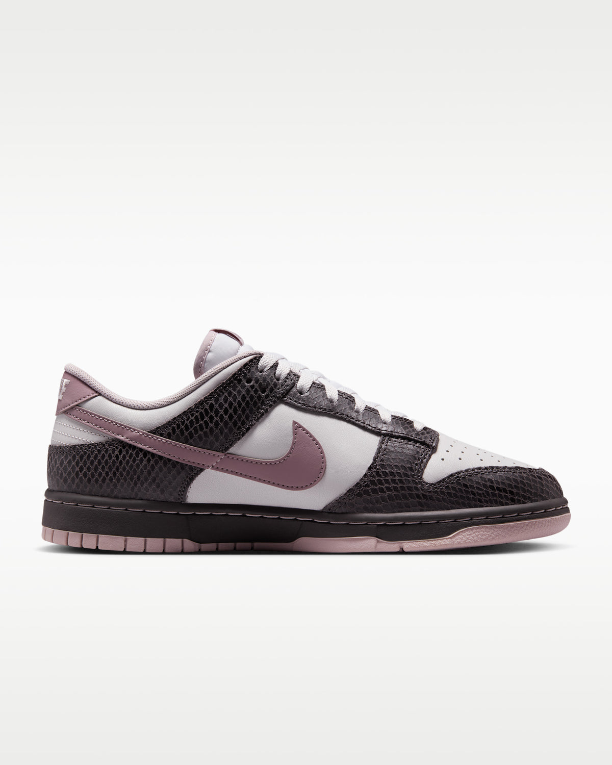 Nike Dunk Low SE Sneakers