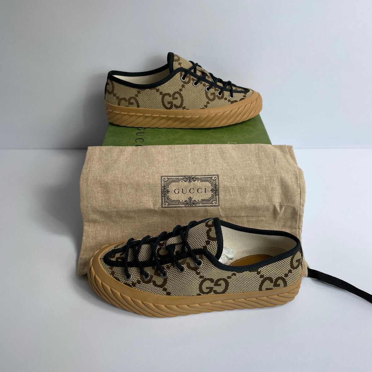 Gucci Sneakers Café de Tela con Patrón GG