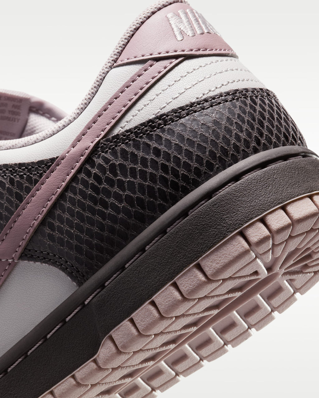 Nike Dunk Low SE Sneakers