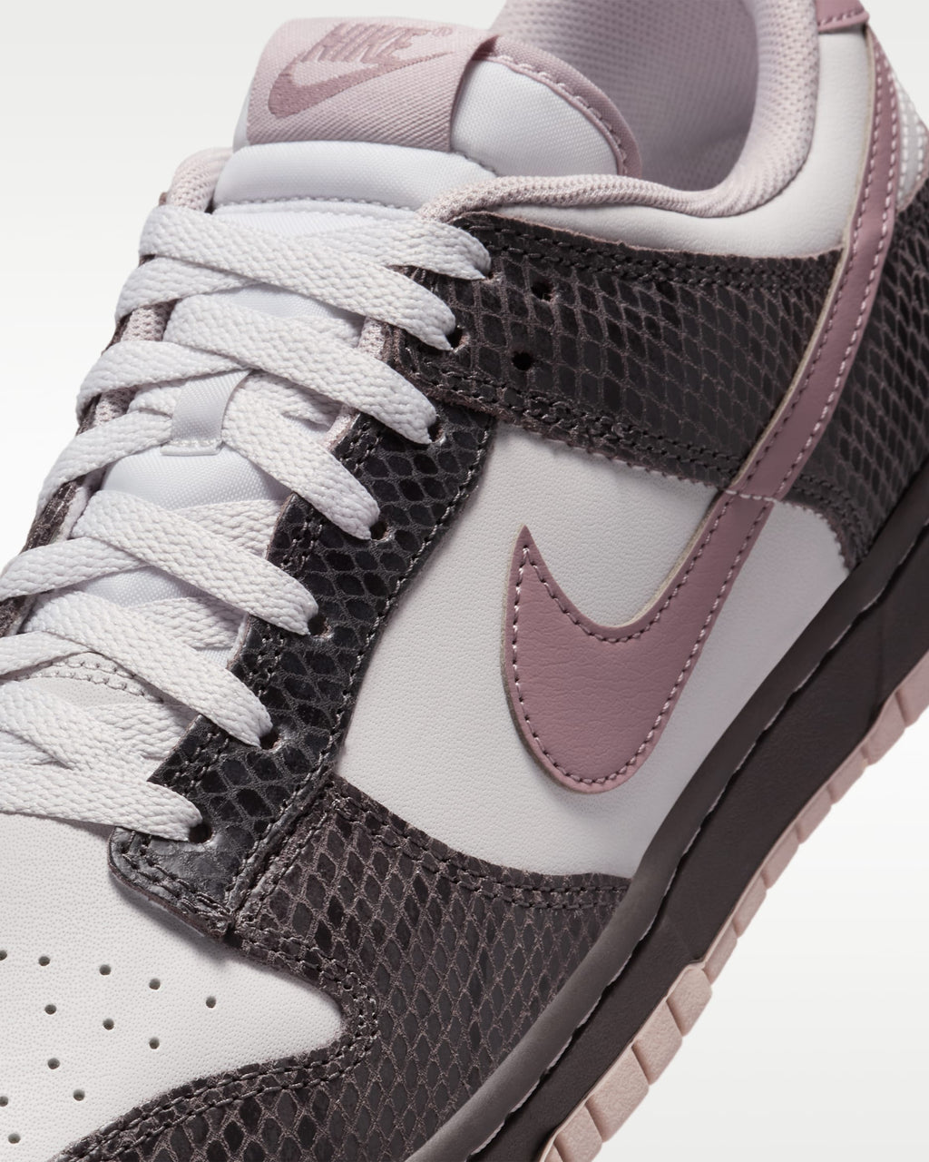 Nike Dunk Low SE Sneakers
