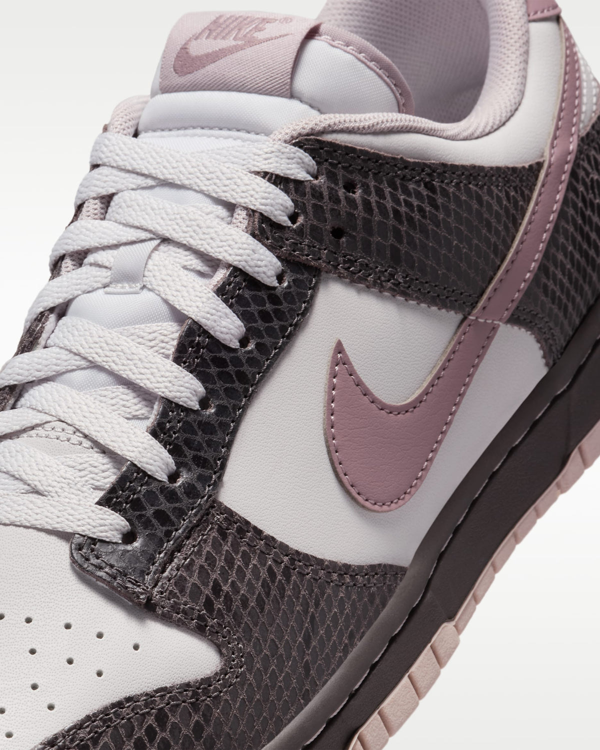 Nike Dunk Low SE Sneakers