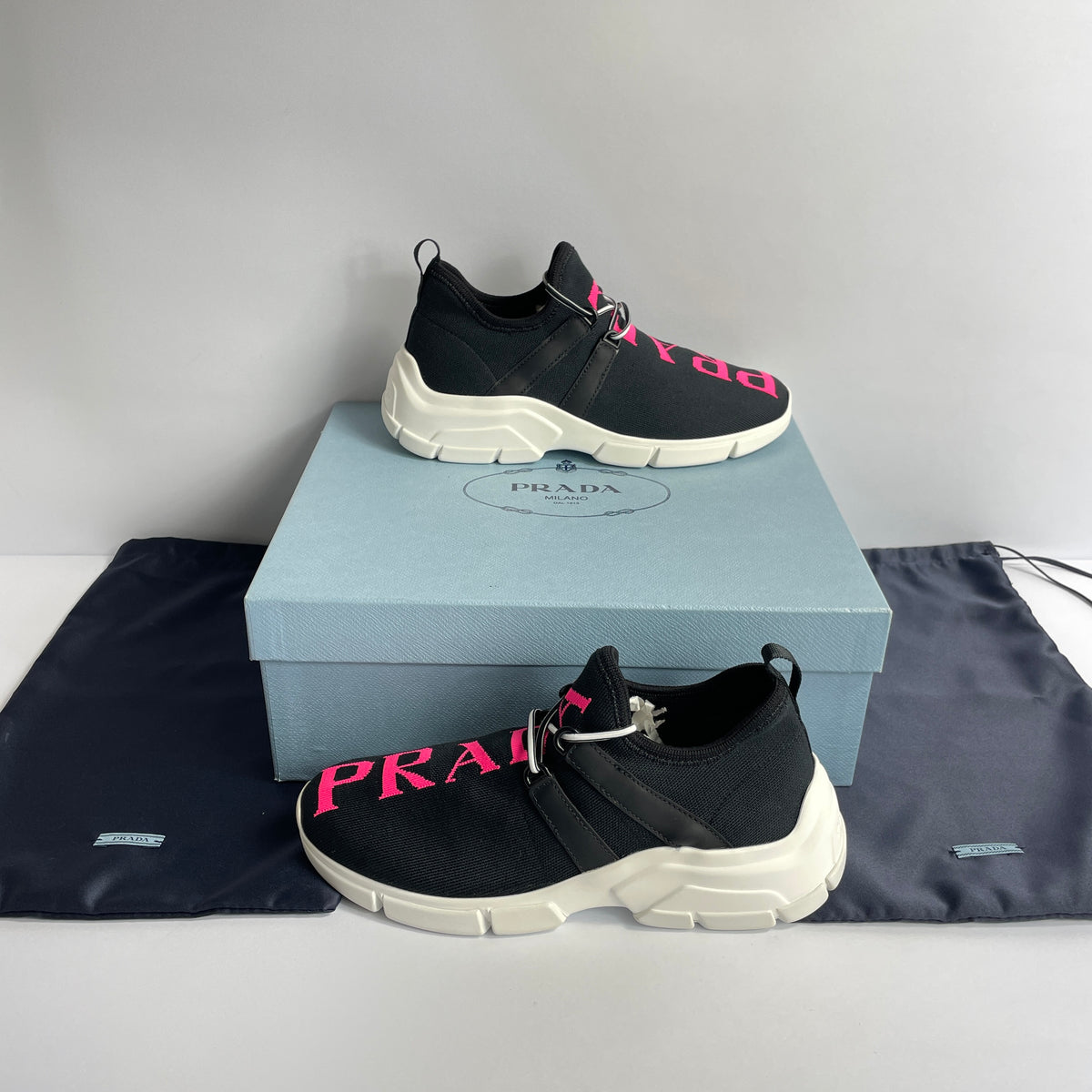 Prada Sock Sneakers Negros con Logo Rosa