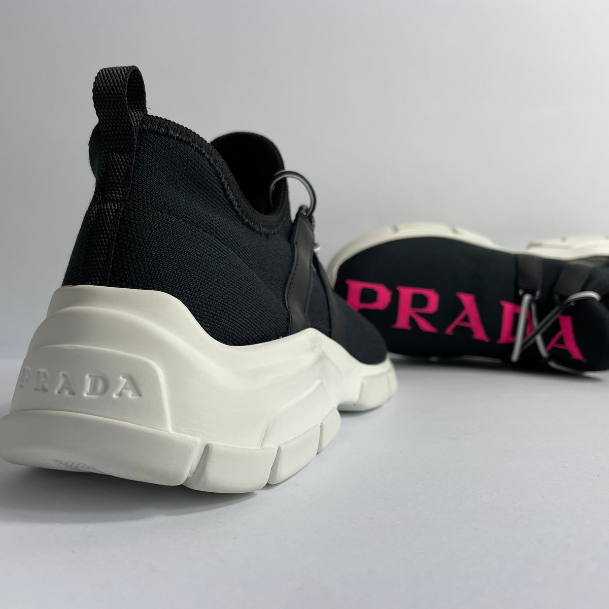 Prada Sock Sneakers Negros con Logo Rosa
