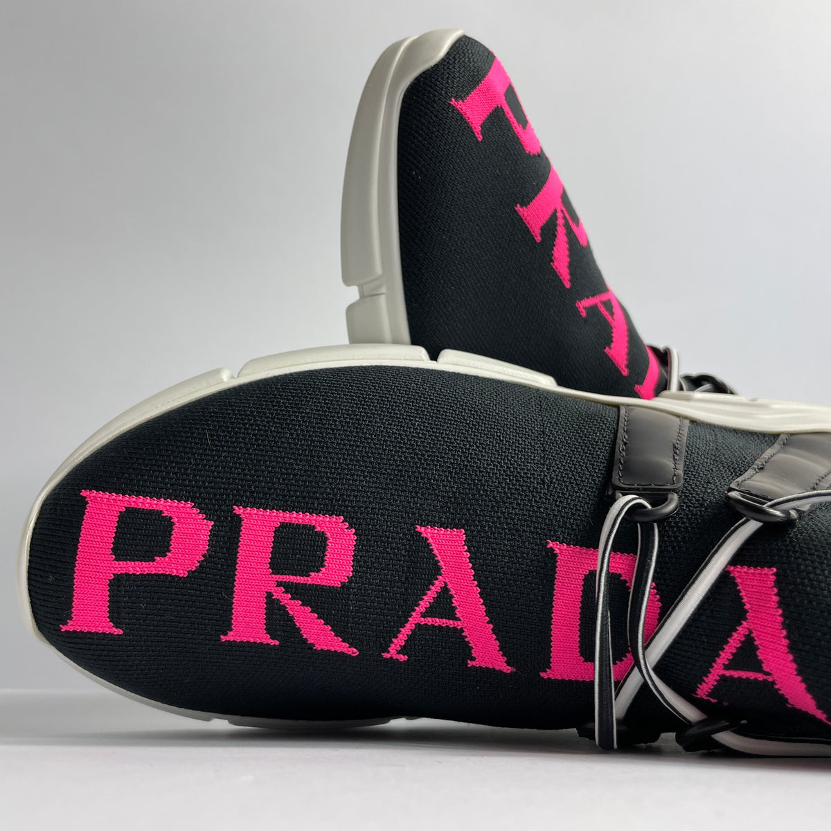 Prada Sock Sneakers Negros con Logo Rosa