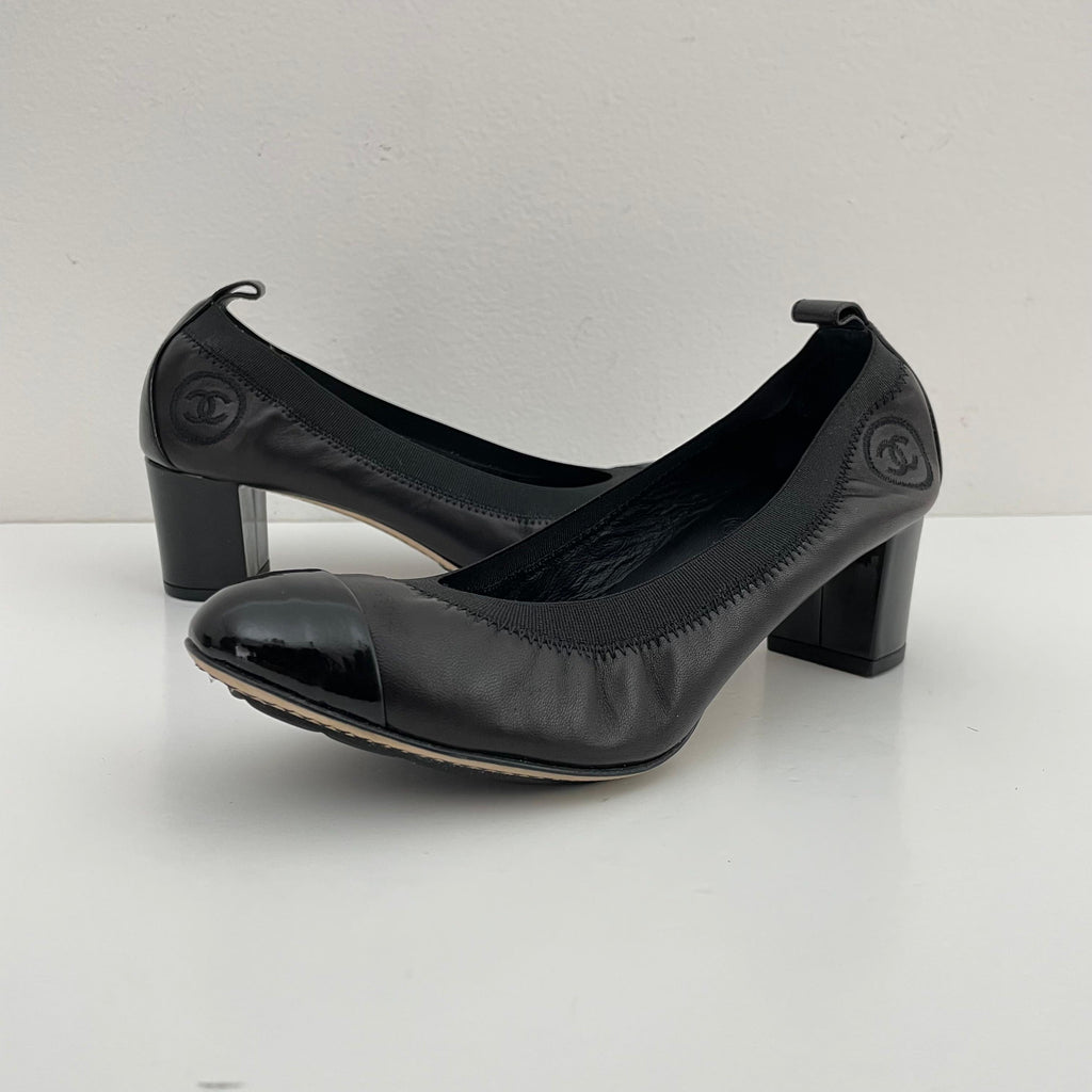 Chanel classic pumps en Tacón negro