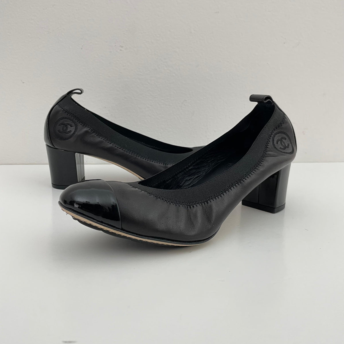 Chanel classic pumps en Tacón negro