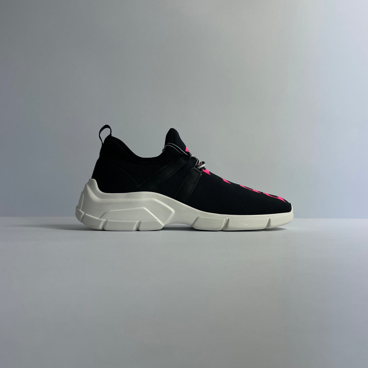 Prada Sock Sneakers Negros con Logo Rosa