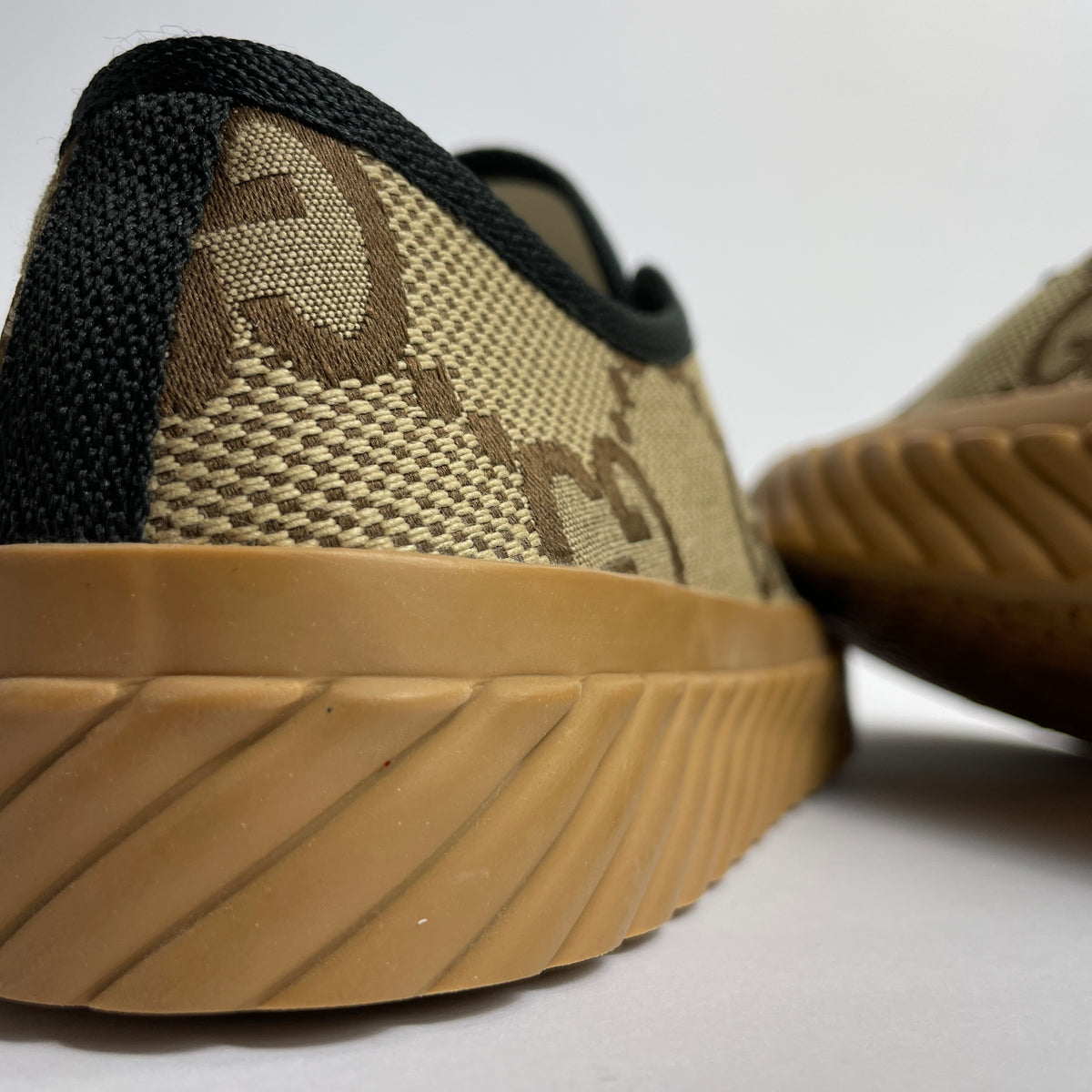 Gucci Sneakers Café de Tela con Patrón GG