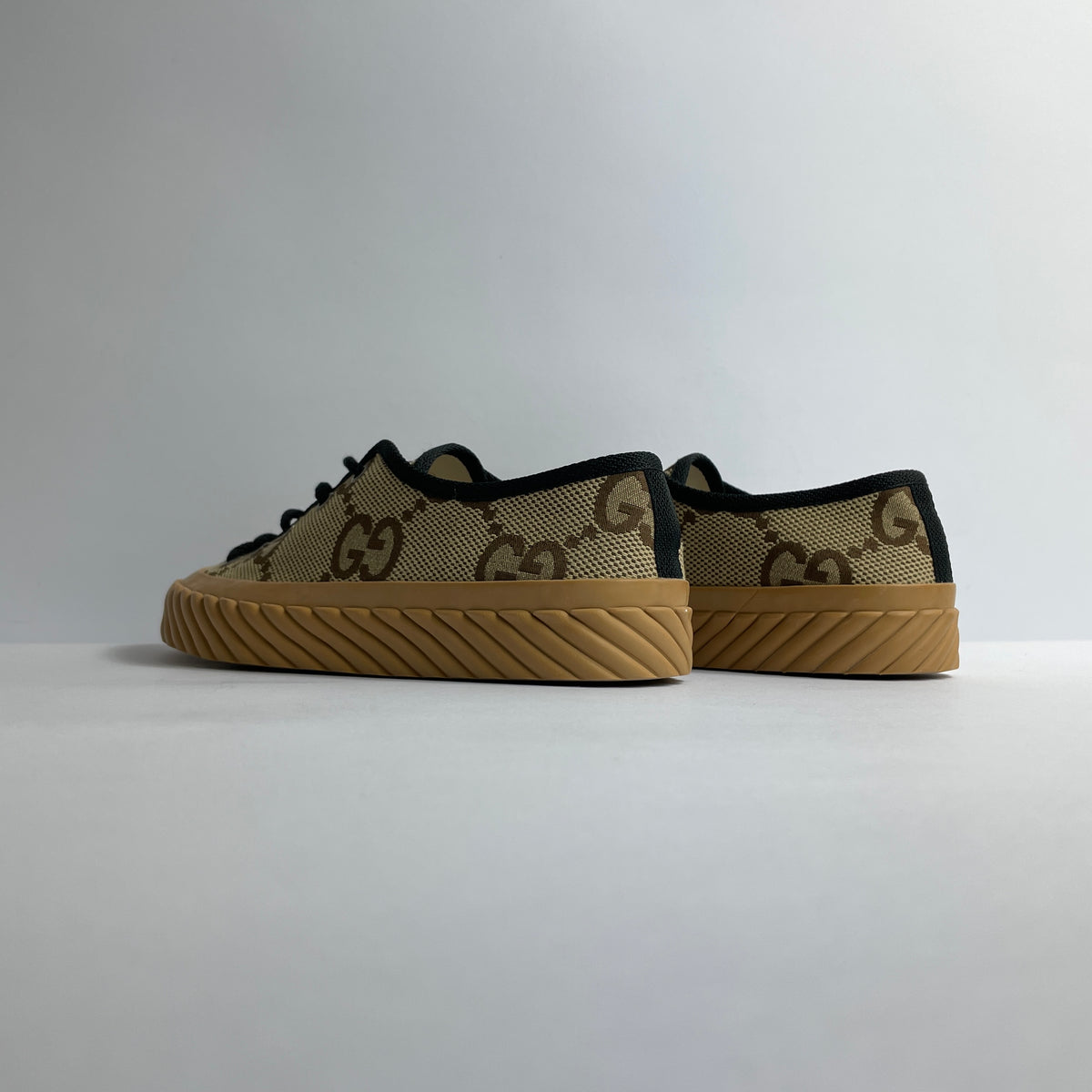 Gucci Sneakers Café de Tela con Patrón GG