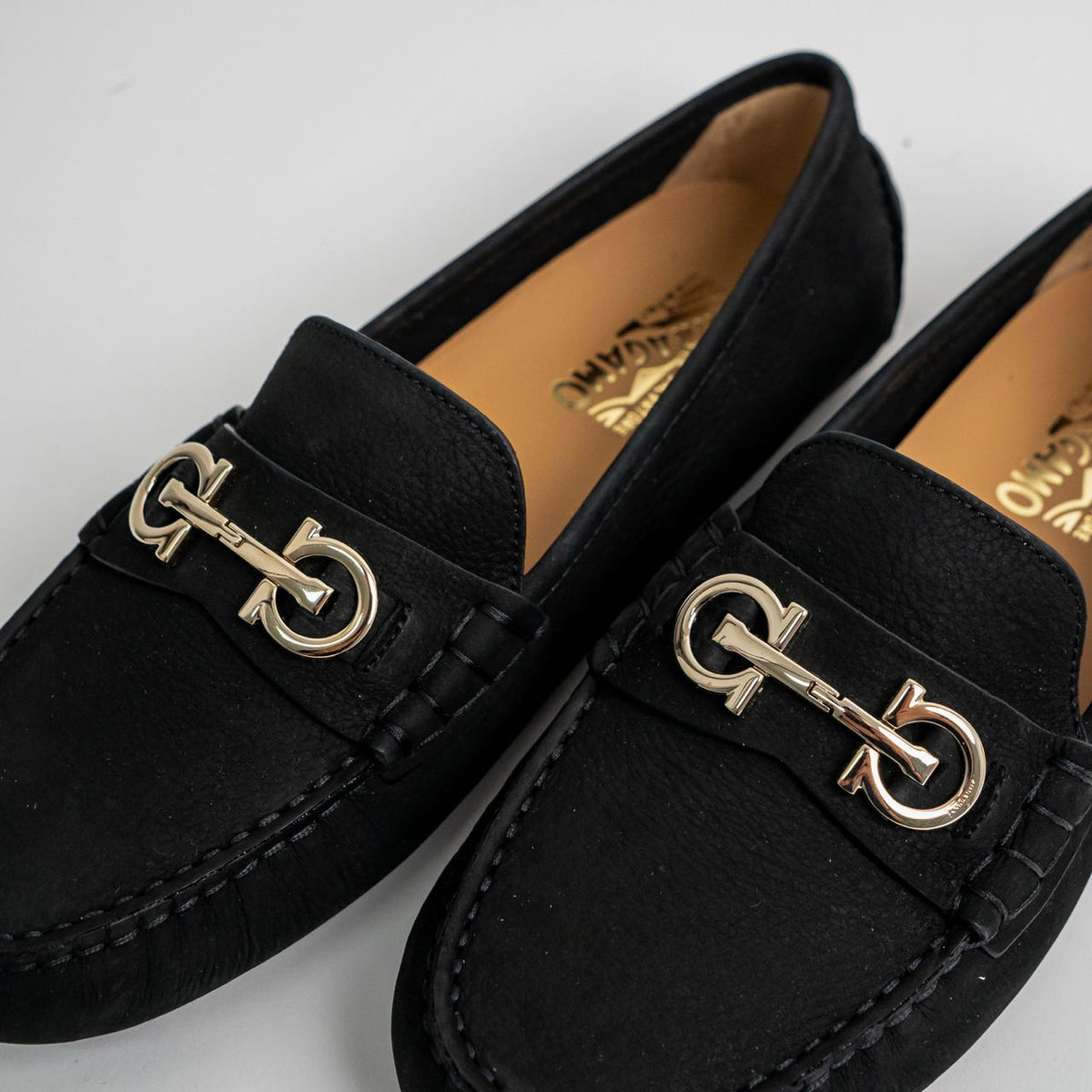Salvatore Ferragamo Mocasines Negros de Cuero Suede