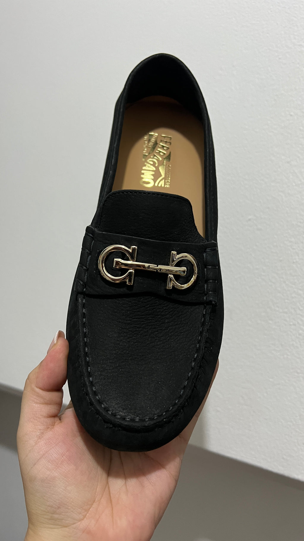 Salvatore Ferragamo Mocasines Negros de Cuero Suede