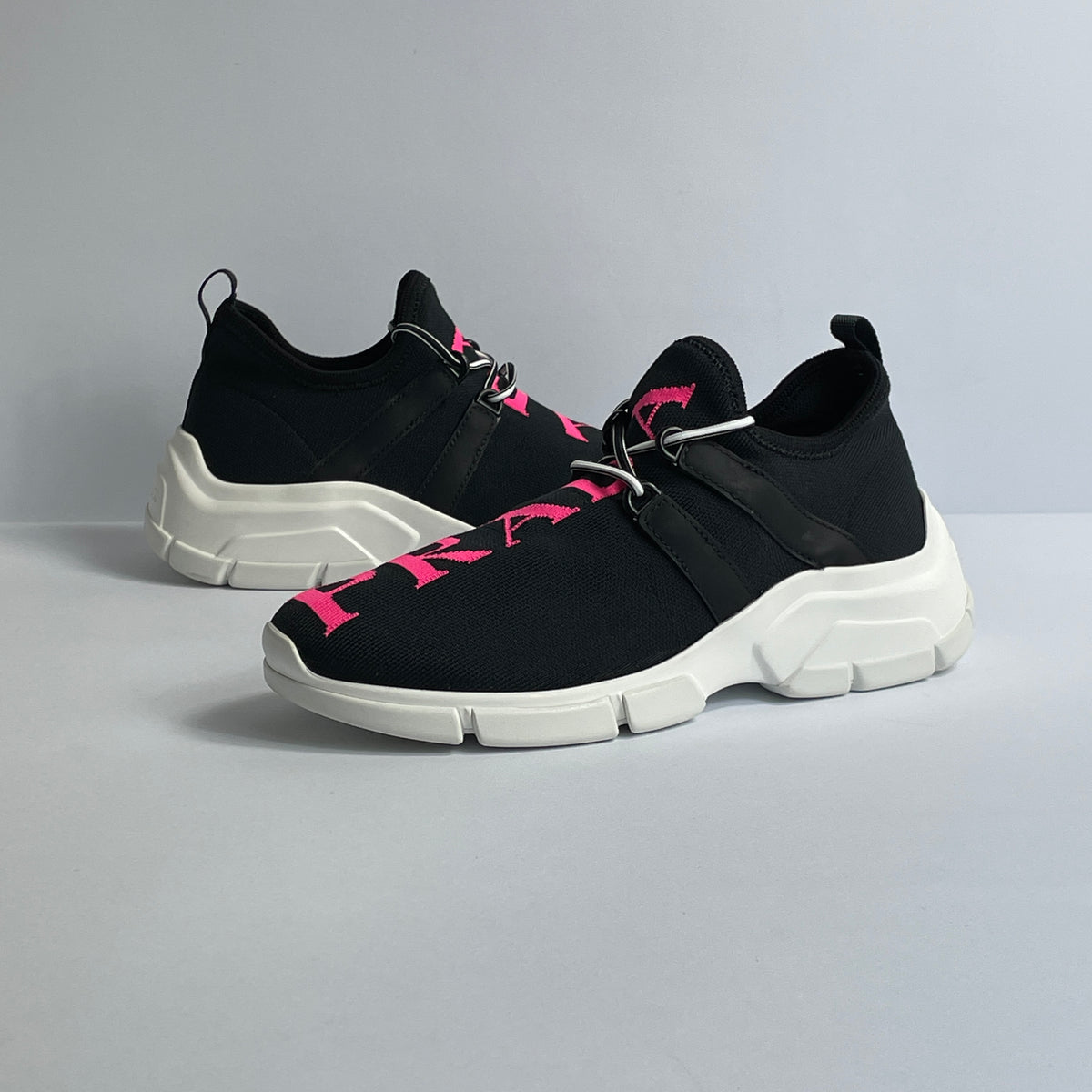 Prada Sock Sneakers Negros con Logo Rosa