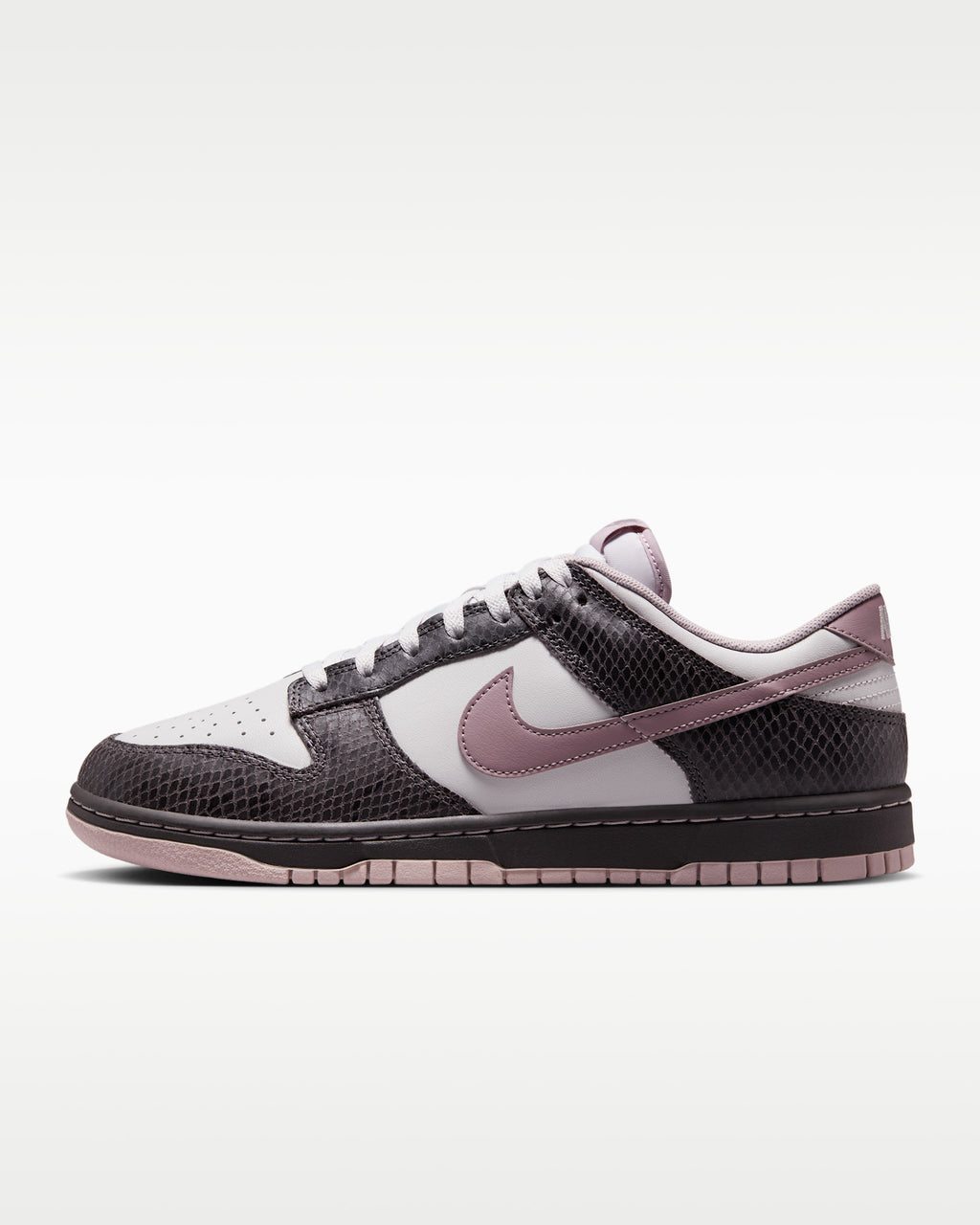 Nike Dunk Low SE Sneakers