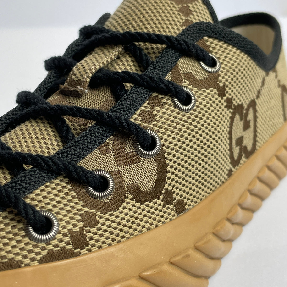 Gucci Sneakers Café de Tela con Patrón GG