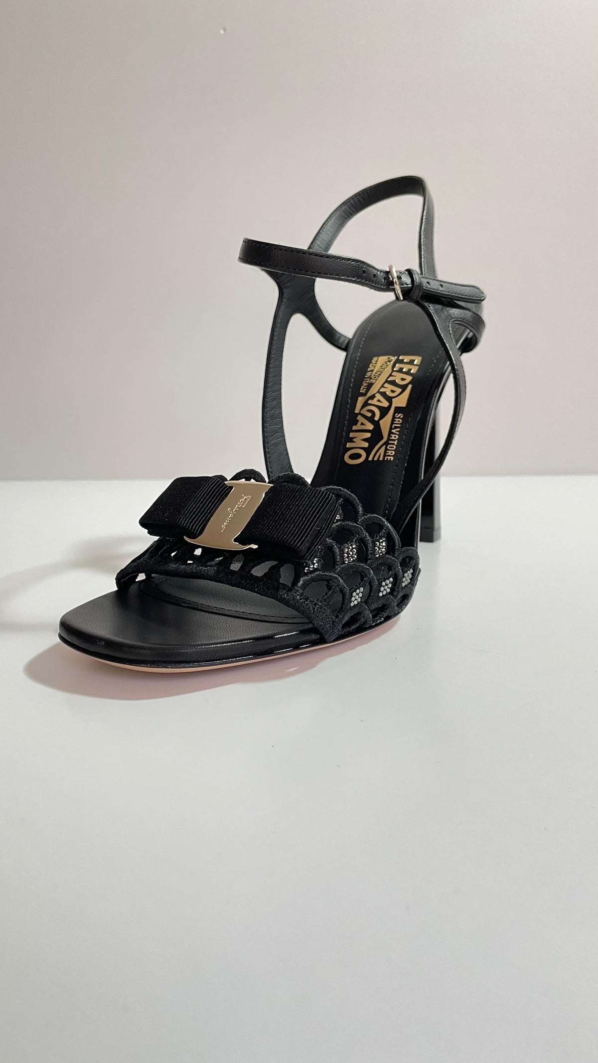 Salvatore Ferragamo Gabriela Zapatos Negros de Tacón con Logo Dorado