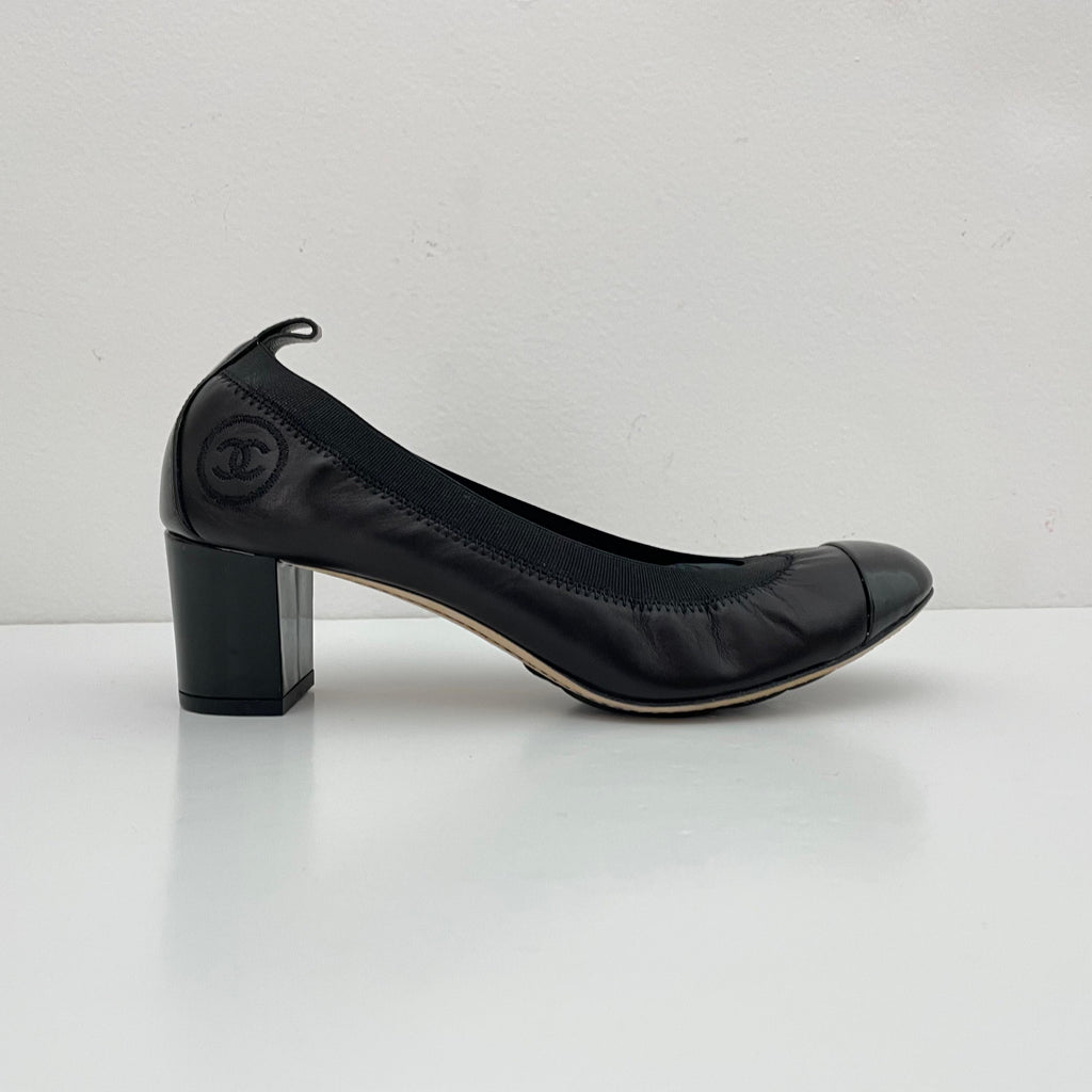 Chanel classic pumps en Tacón negro