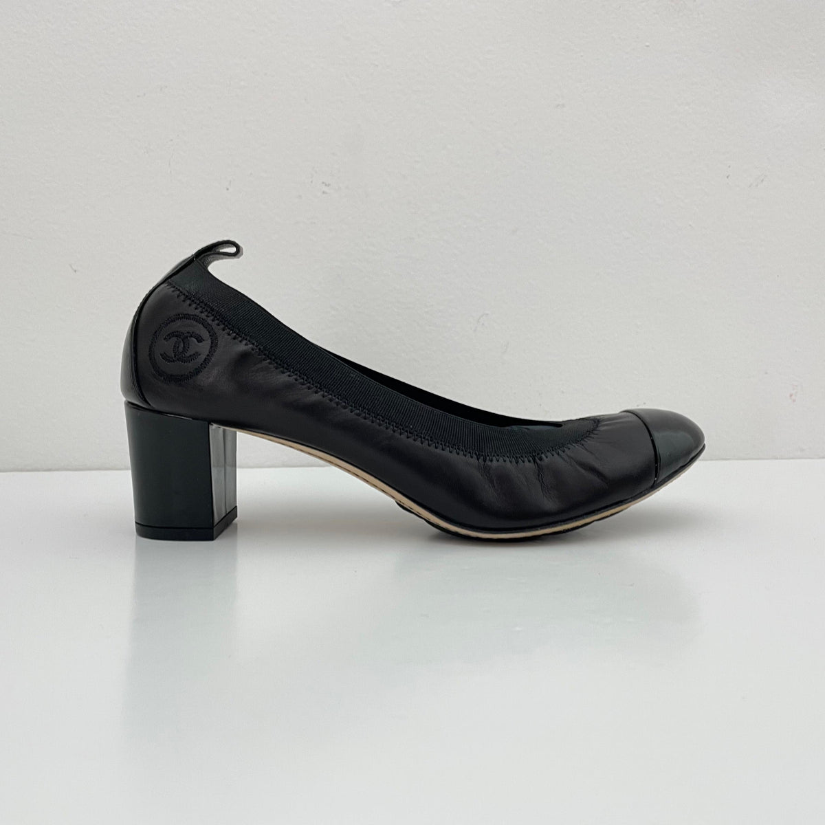 Chanel classic pumps en Tacón negro