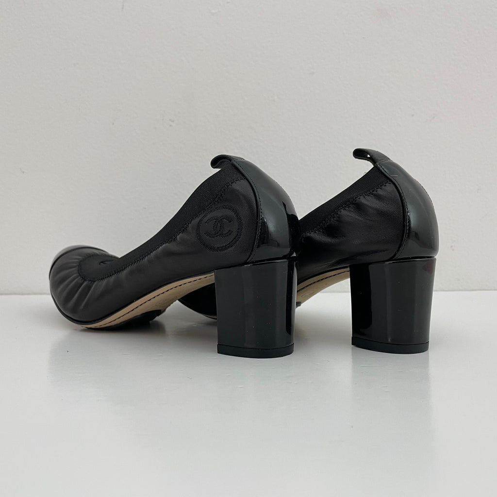 Chanel classic pumps en Tacón negro