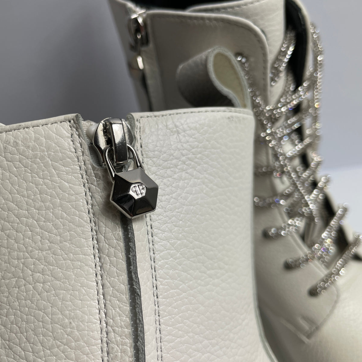 Philipp Plein- Botas Blancas de Cuero con Cordones y Detalles Diamante
