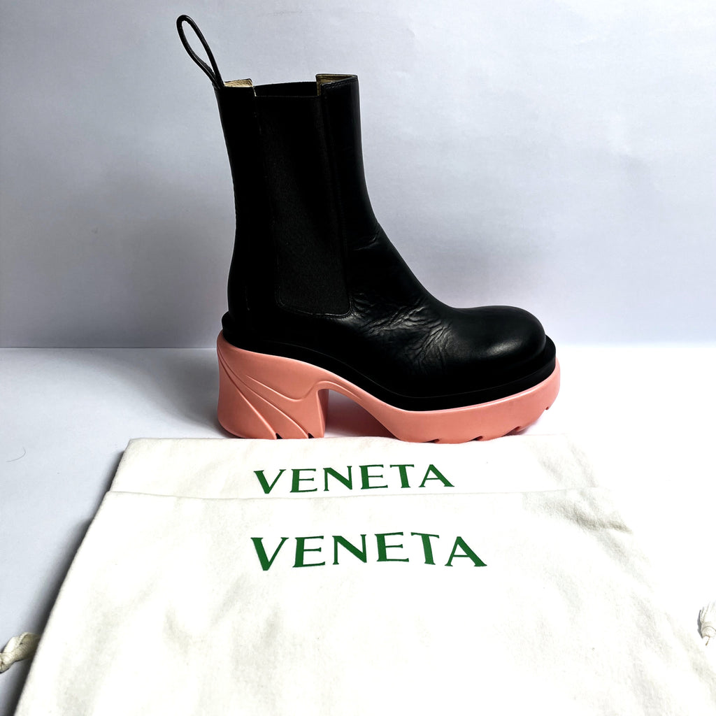 The Flash Contrast boot